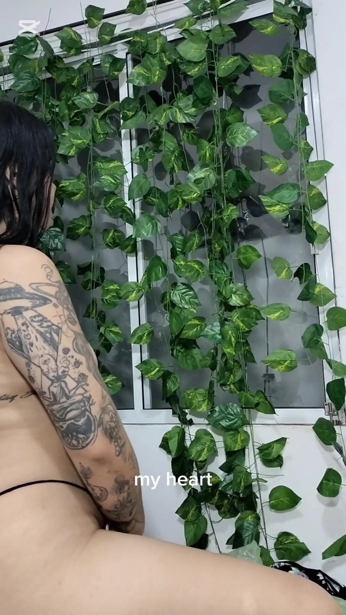 Dalyla: Hàng xóm hư hỏng chạm vào nhau