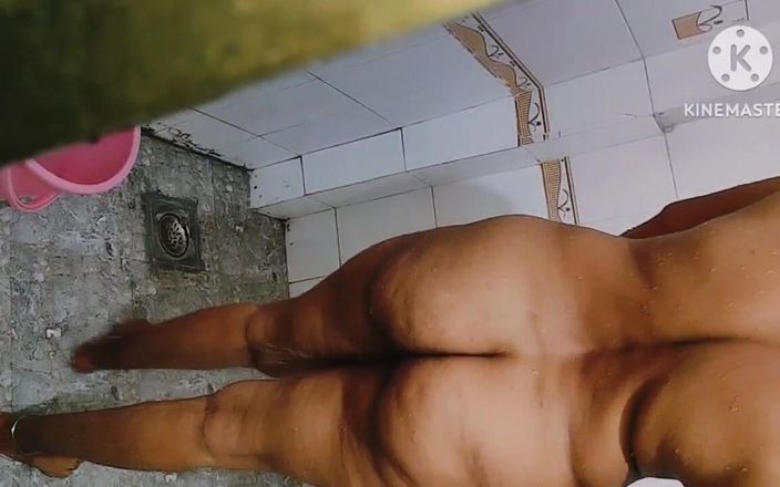 Ushabhabhi69: Sexe dans la salle de bain avec ma belle-mère pour...