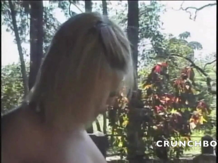 Shemale videos: Waria pirang disetubuhi langsung di jelajah hutan