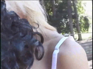 Shemale videos: Blonde Latina Transeuel dikongkek oleh twink di hutan pelayaran exhib
