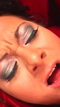 A Sandra Romain le gusta mantener su bonito culo siempre ocupado con el trabajo anal