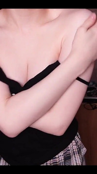 Orgasmo amatoriale che agita il capezzolo della ragazza a casa