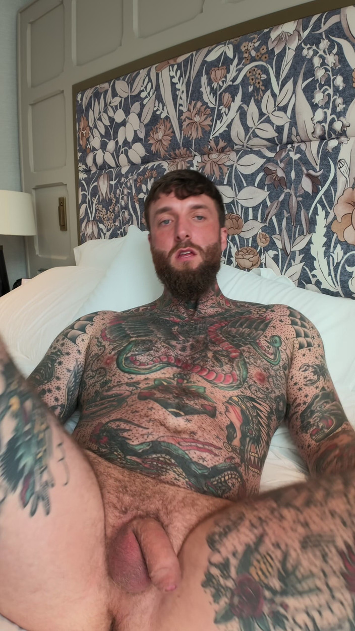 Tattooed Dom: Tätowierte dom-ass-anbetung solo