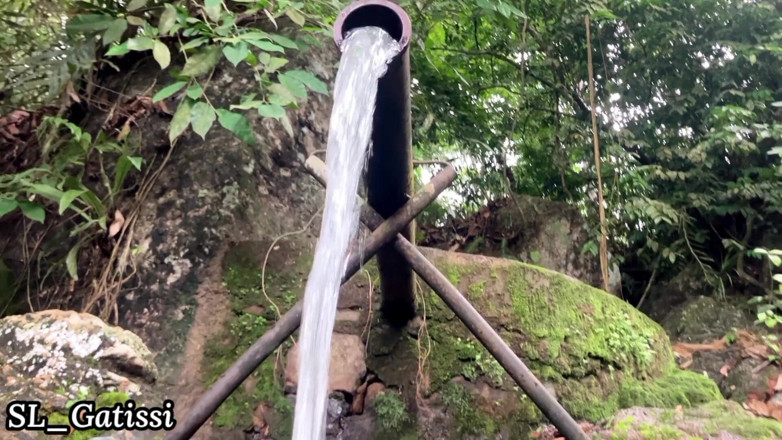 SL Gatissi studio: Fată Naturală Din Sri Lanka Făcând Baie