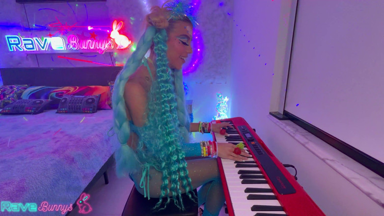 Rave Bunnys: 莉莉丝·格蕾丝骑着布莱恩·奥马利的鸡巴，里面塞满了荧光棒！