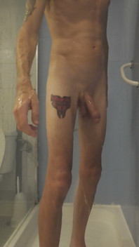 남편이 친구들과 외출하는 동안 샤워하는 이웃