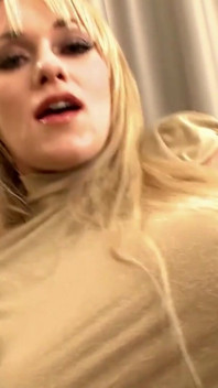 Fată blondă sexy se dezbracă pentru cameră