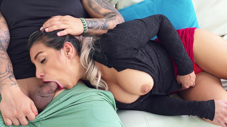 Winter_steph: 颜射！完美乳房的拉丁熟女被鸡巴塞进她的嘴里感到惊讶！