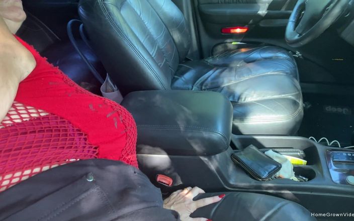 Homegrown Big Tits: Amatérská manželka šuká v autě