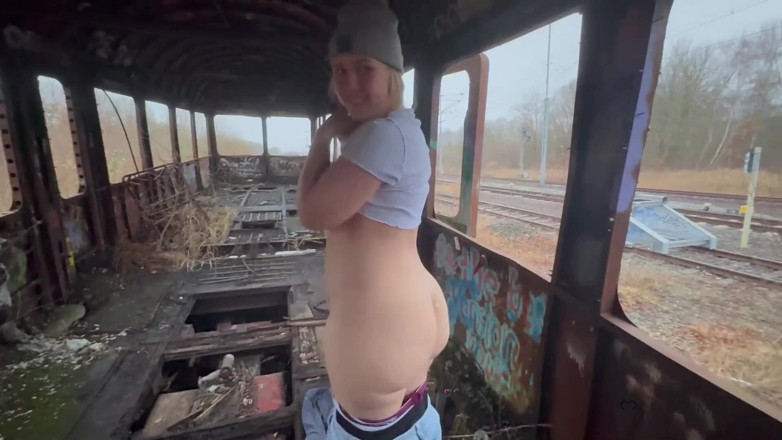 Maja Meer: Él y yo en el lugar abandonado ... y mi camiseta...