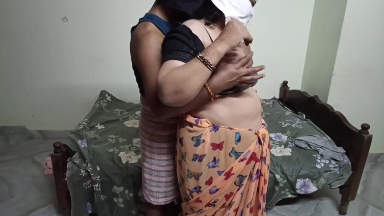 Telugu-fuckers: Desi stiefzus op zijn hondjes harde neukslagen met stiefbroer