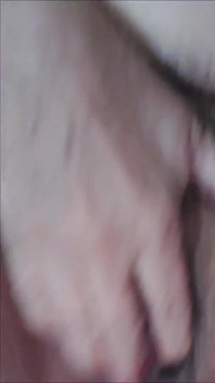 Je doigte mon clitoris de chatte poilue