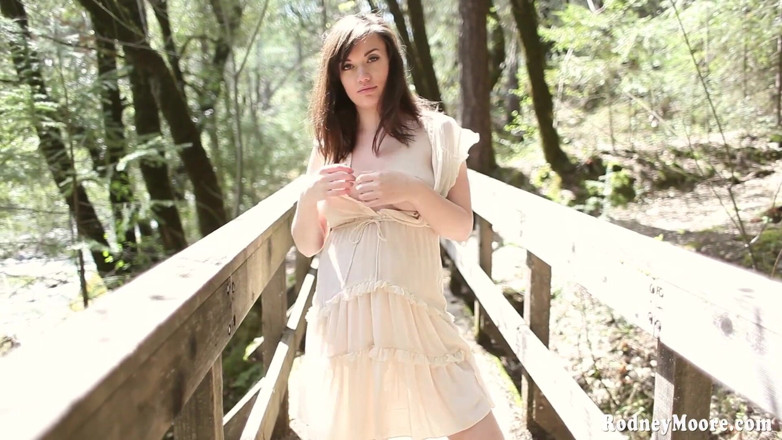 Horny Hairy Girls: Bardzo ciężarna Paris Lincoln masturbuje się na zewnątrz