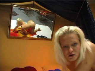 Lucky Cooch: Doorboorde blonde schoonheid wrijft over haar clit en pijpt een...