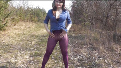 XXX-Platinum: Roztomilá MILF chcaní venku v barevných punčochách Bez kalhotek