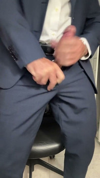 Me Masturbo Con Traje Y Corbata Roja