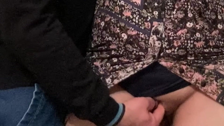 Niki studio: Sexy MILF si fa strofinare il clitoride in una metropolitana