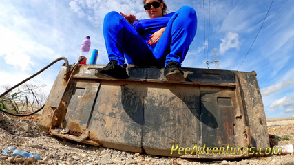 Pee Adventures: Толстая девушка отчаянно пытается пописать, опорожняет ее большой и полный мочевой пузырь, а затем она писает, но на этот ковш экскутора