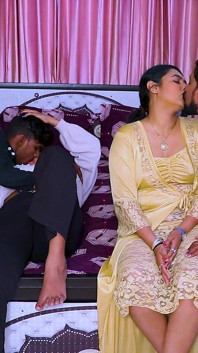 Dos jóvenes esposas sexy compartieron un marido para disfrutar toda la noche