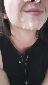 Mi piace lo sperma su tutta la mia faccia