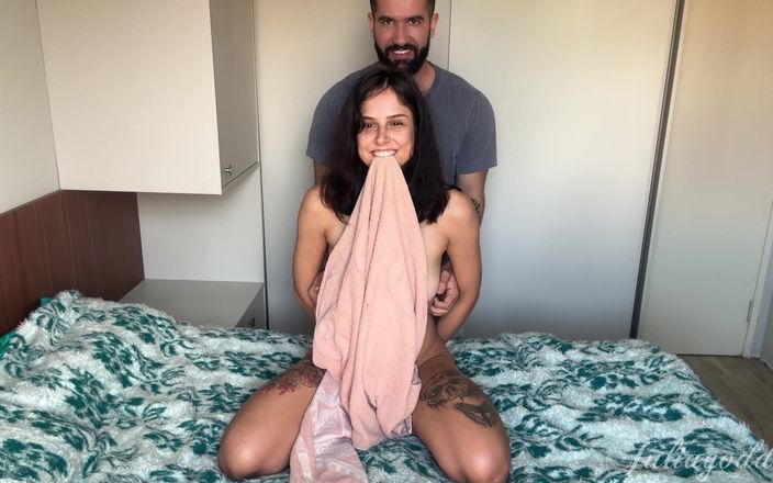 Shamelesscouple: Primul videoclip cu gâdilare și provocare al lui Julia