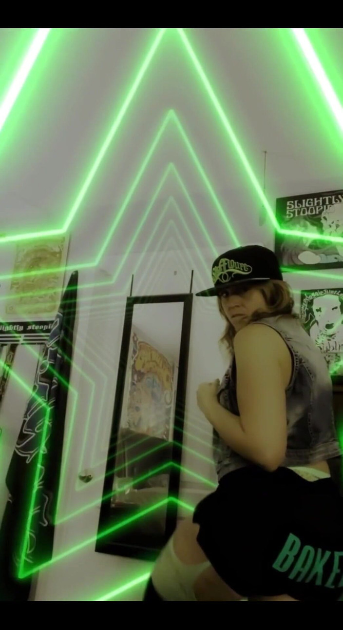 Suzy Wylde: 3704772852.mp4