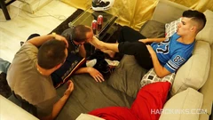 दो युवा मर्दाना पुरुषों द्वारा इस्तेमाल किया गया