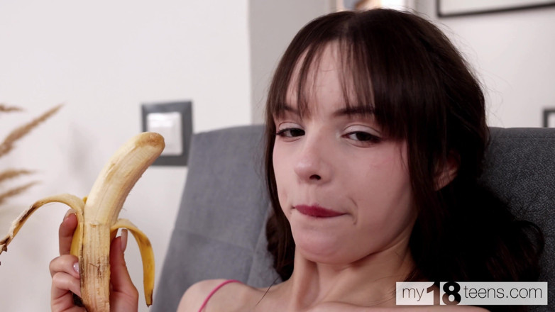 My 18 Teens: My18teens - pequeña chica morena juega con su coño caliente