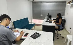 我在工作办公室给我的老板一个很棒的按摩，然后给他一个很棒的自制口交，然后操他