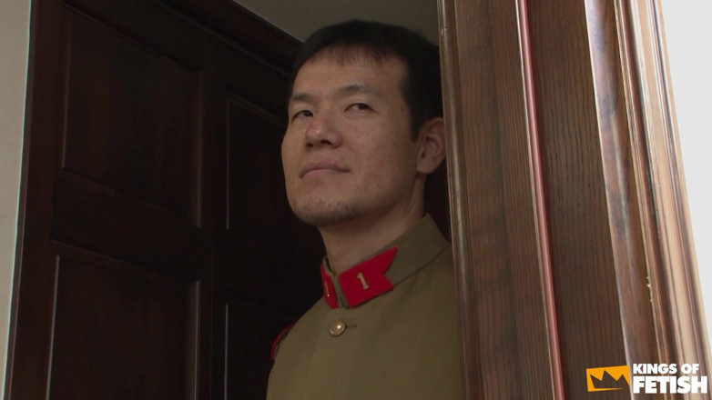 Pure Japanese adult video ( JAV): Calda ragazza giapponese si masturba mentre un ragazzo militare guarda