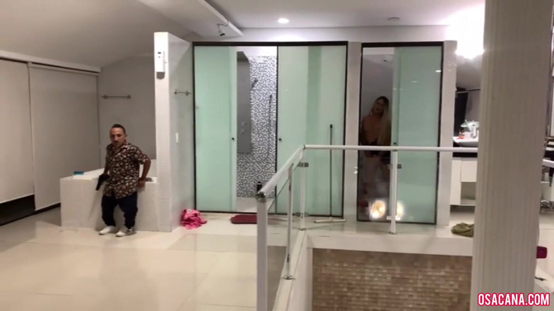 World Tranny: Îi mânca fundul și urinează ca să bea