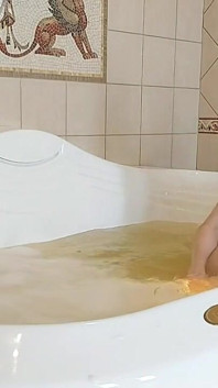 Jag badade min djungel i en jacuzzi. Hårig kvinna wery våt