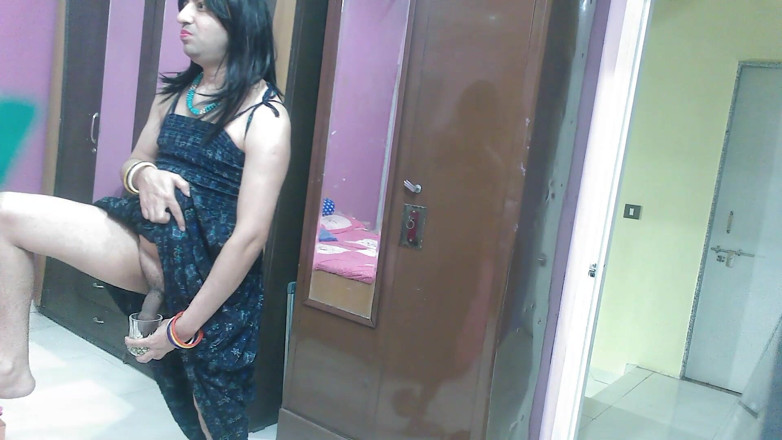 Cute & Nude Crossdresser: Горячий кроссдрессер-сисси Фембой Сладкий Lollipop писает в питьевой стакан, чтобы попробовать его в первый раз в истории