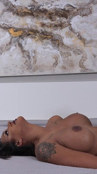 Brit Stud Keiran Lee rucha egzotyczną laską Zoey Sinn