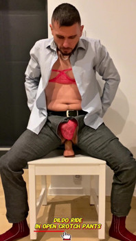 Sissy-heer met tiet draagt roze lingerie en speelt met zijn mannelijke poesje