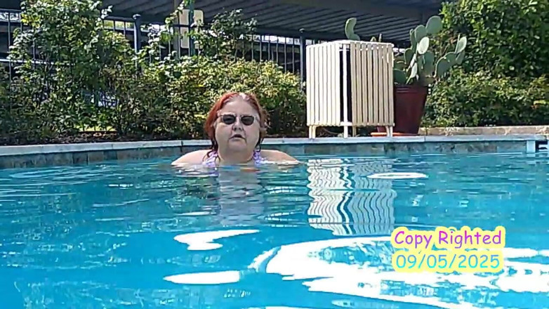 BBW nurse Vicki adventures with friends: 护士Vicki在泳池边为她的新比基尼模特向你闪烁然后