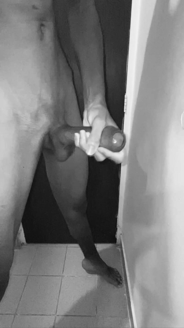Black-2001: ยืนอยู่ในห้องน้ํา เซสชั่นชักว่าวควยใหญ่ผิวดําอย่างรวดเร็ว - black20one ลูบเร็ว