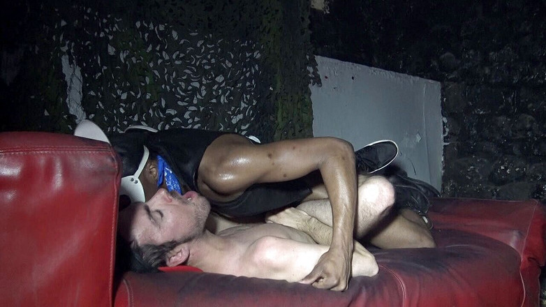INTERRACIAL BAREBACK SEX: Ošukaná bez sedla XXL černým ptákem fetišského chlapce z Londýna