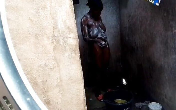 Porn sexline: Dziewczyna szpiegowana pod prysznicem przez swojego chłopaka