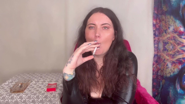 MissFFW: Міс дві жінки й чоловік насолоджуються кількома сигаретами в комбінезоні