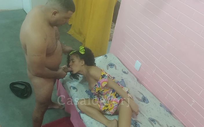 Bebes vagabundas: Camera îl surprinde pe tatăl vitreg mâncând-o pe fiica vitregă