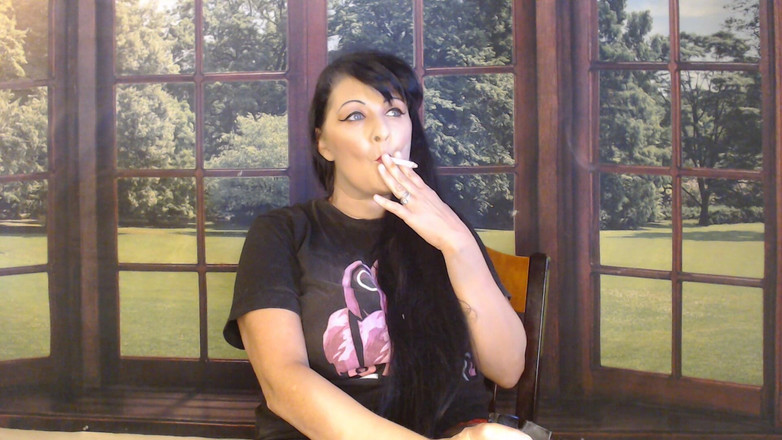 Abby Anna: Une MILF fumeuse et bouche