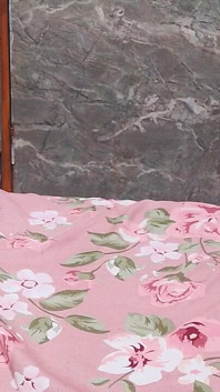 Masturbuje v posteli