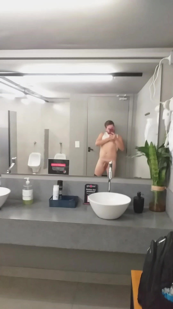 Marcosninfo: Quasi Mi Hanno Beccato a Mettermi in Mostra Nel Bagno...