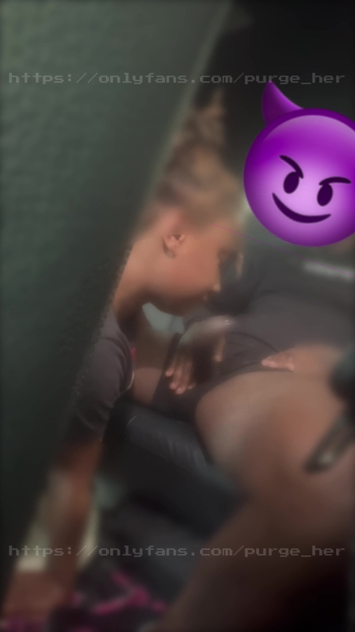 Purge_her: Große Lippen Tränkten Mich Auf Dem Rücksitz