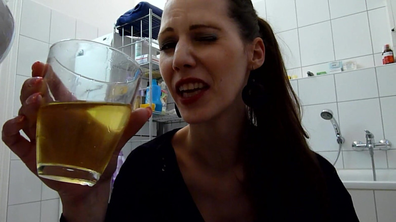 Viktoria Goo: Viktoria Goo - le ragazze tedesche sono maliziose pisciate!