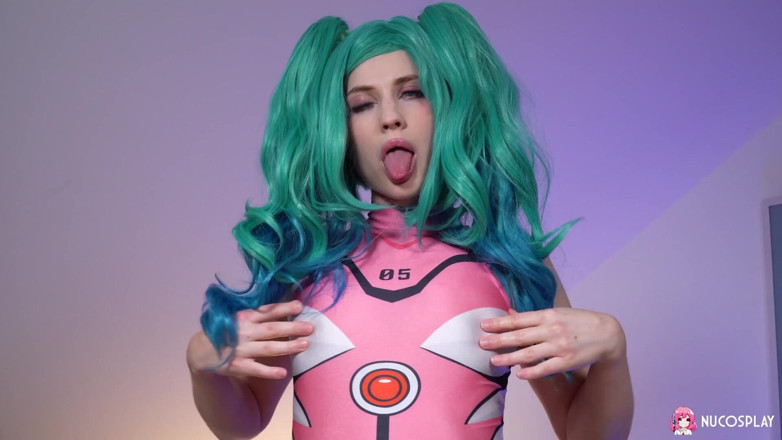 Nu Cosplay: Nikki Hill to zabawna dziwka hentai, która uwielbia duże zabawki
