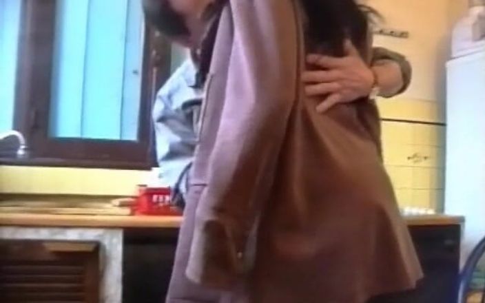Filles Francaises: Une beauté Français à forte poitrine se fait plaisir par son...