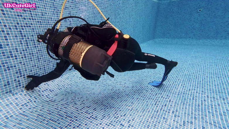 UKCuteGirl Lucy Lauren: Vintage masker &amp; 8 mm wetsuit onder water, duik gelukzaligheid