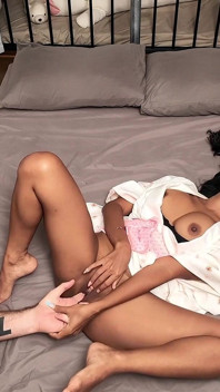 O gospodină drăguță asiatică se masturbează cu un vibrator pe cameră și este futută cu degetul